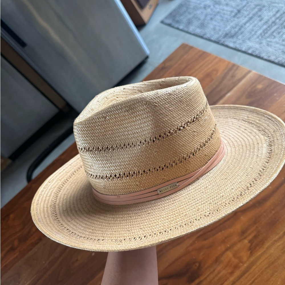 Gigi pip Arlo hat